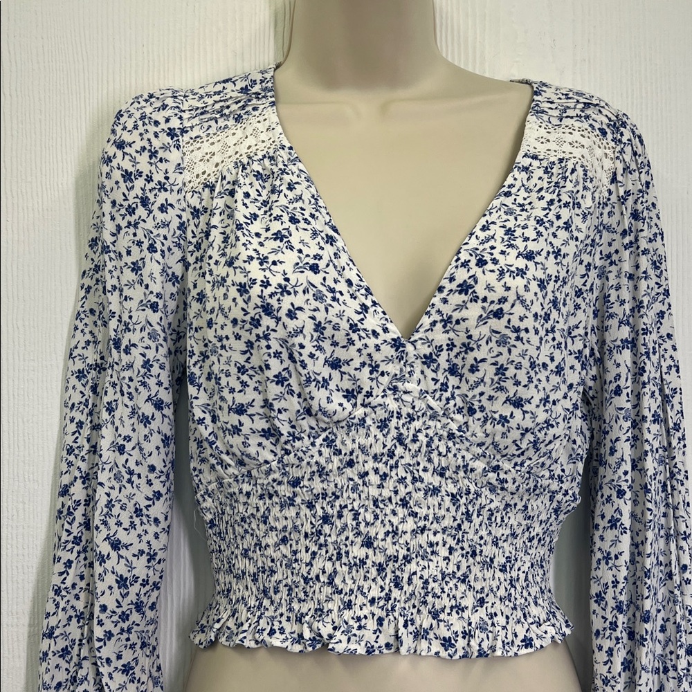 ASTR The Label - Blue Floral Smocked Puff Cottage Core Sleeve Blouse Size Small - Picture 6 of 10